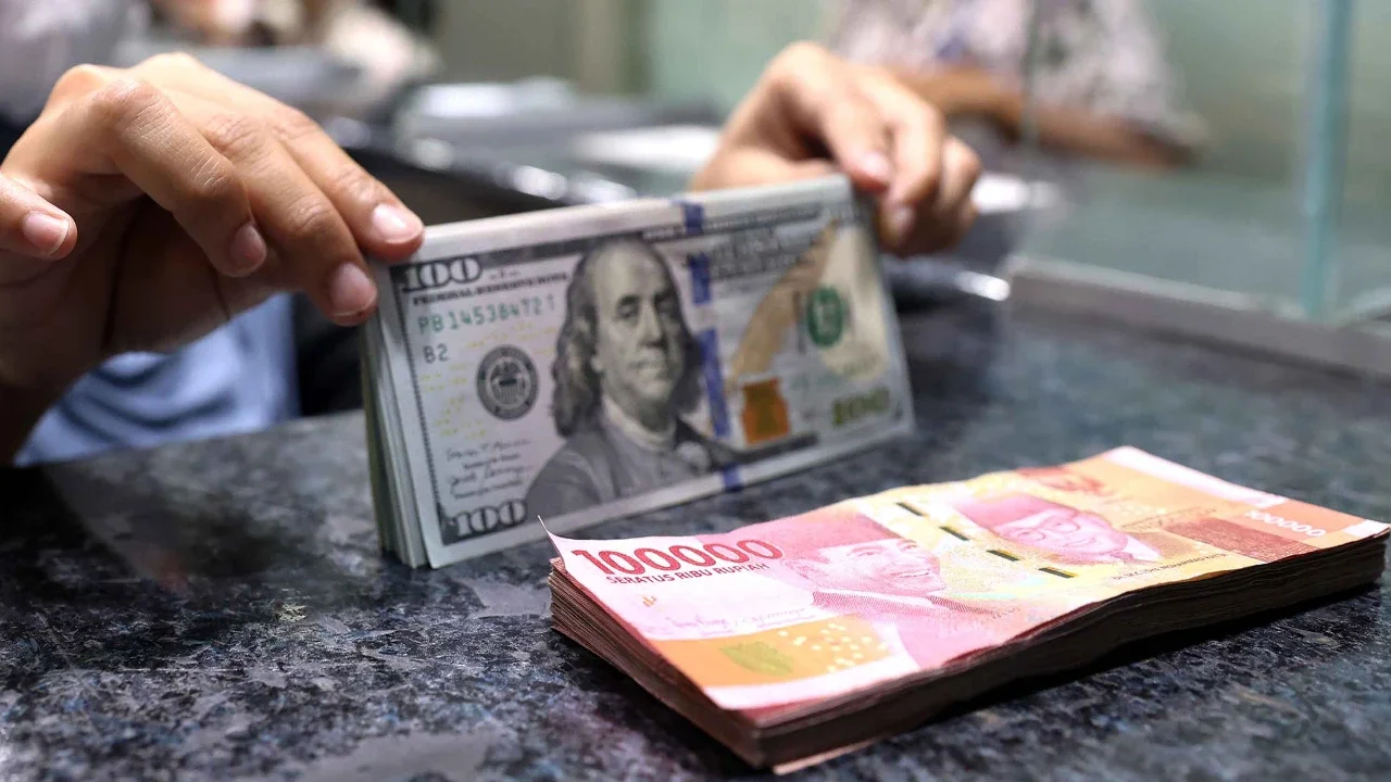 Rupiah Melemah saat Iduladha, Diprediksi Bakal Sentuh Level Rp17.850 per USD