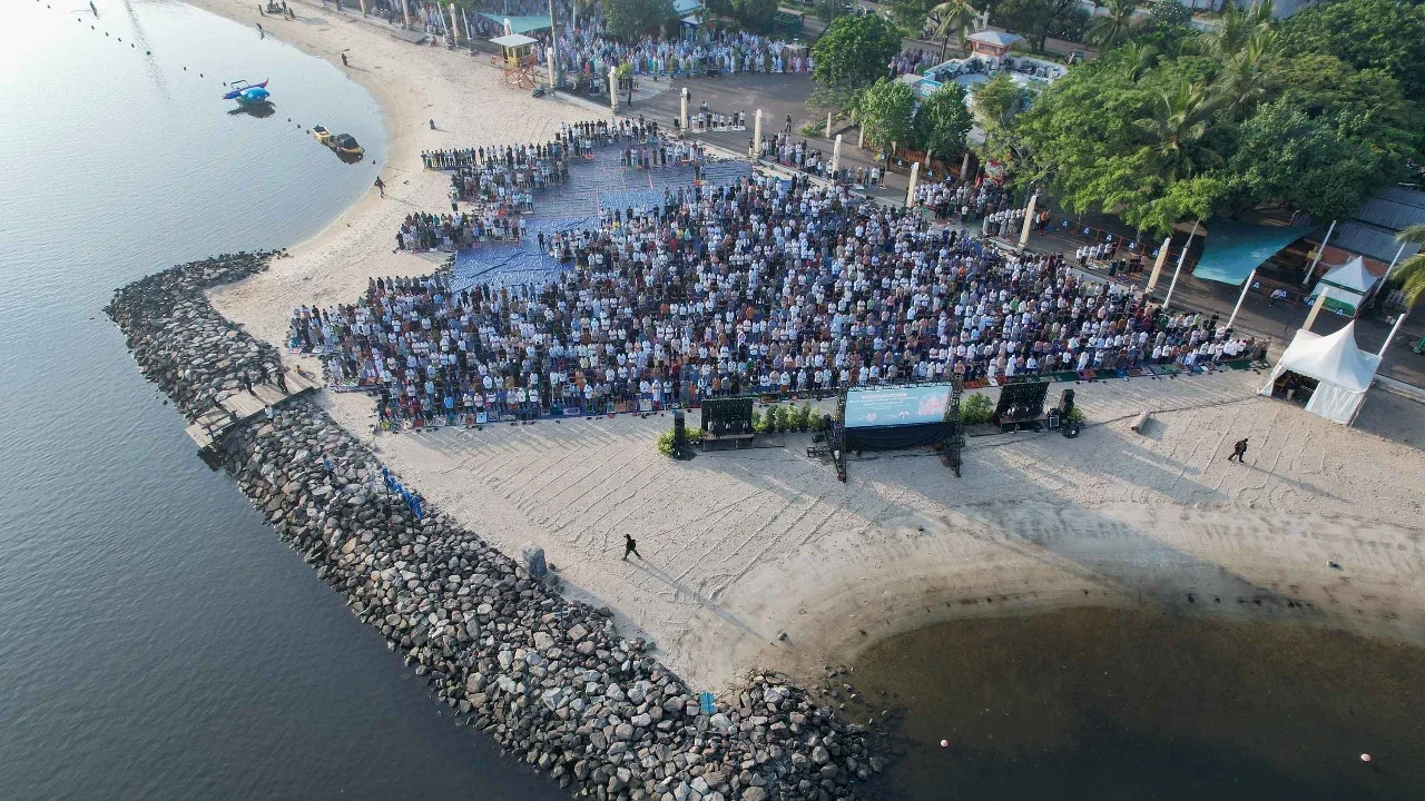 FOTO: Shalat Iduladha di Tepi Pantai Ancol Berlangsung Khidmat