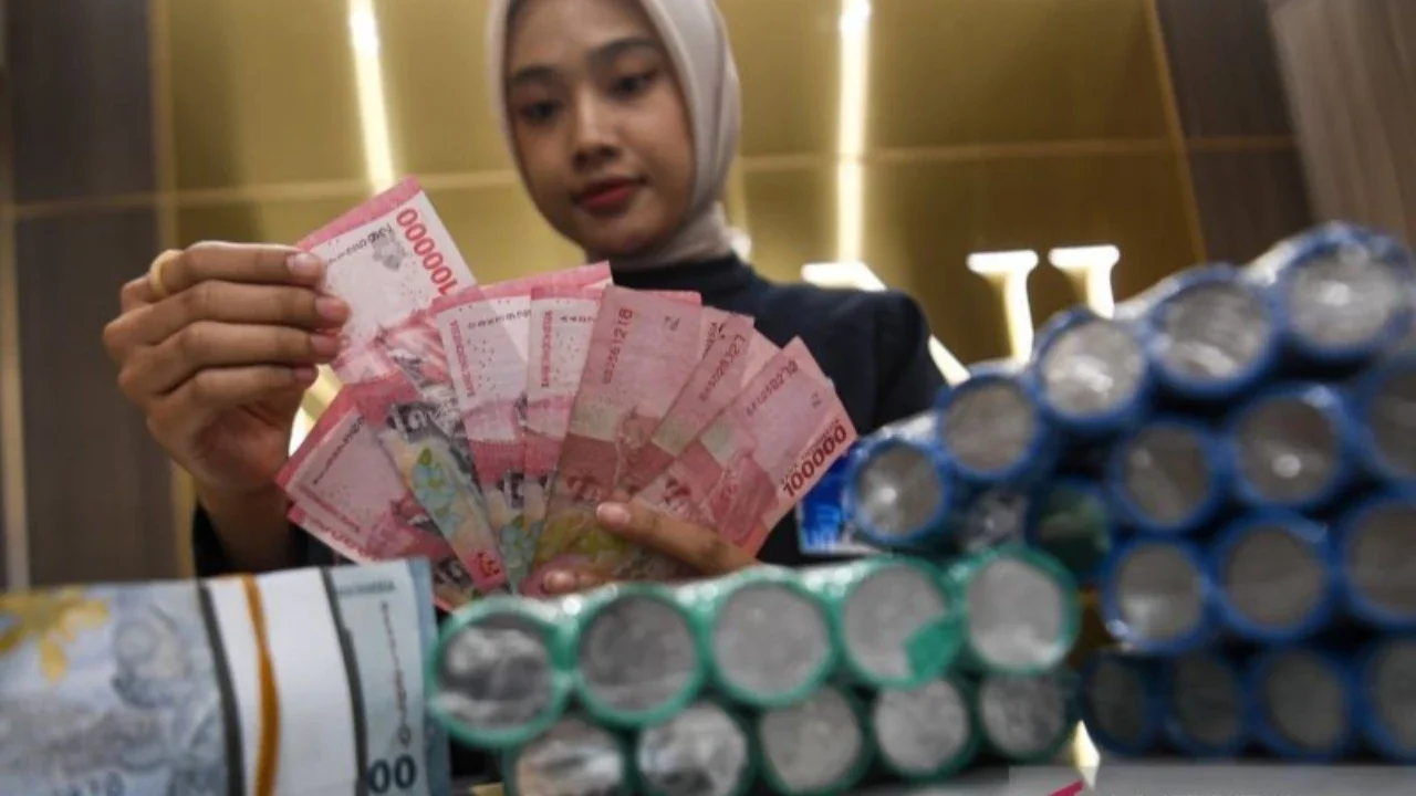 Pengamat Sebut Pelemahan Nilai Tukar Rupiah Bisa Picu PHK Karyawan
