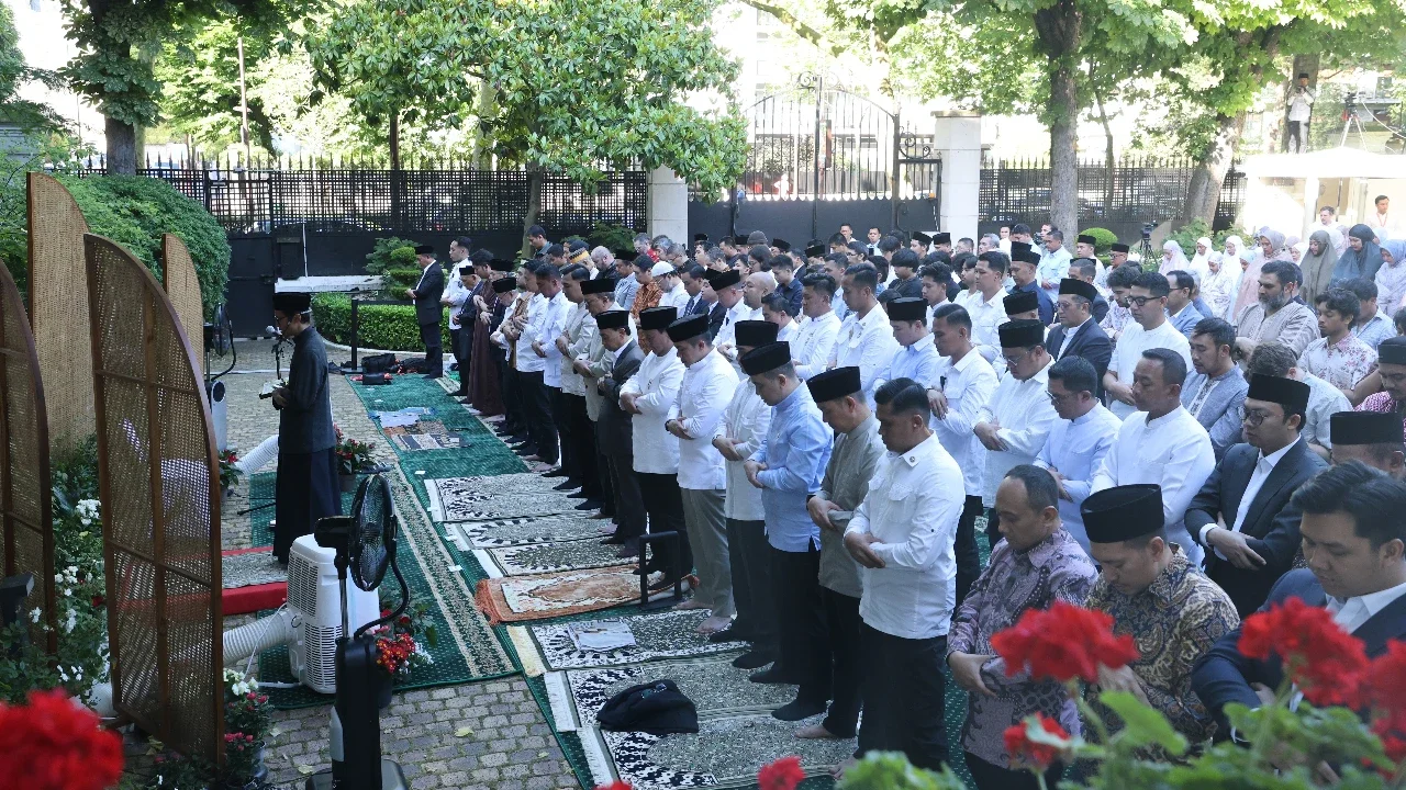 Momen Hangat Prabowo Salat Iduladha Bersama Diaspora Indonesia di Paris