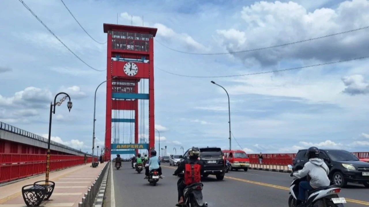 Viral 2 Bocah Santai Hirup Aibon di Jembatan Ampera – Ini Respons Wali Kota Palembang dan Polisi