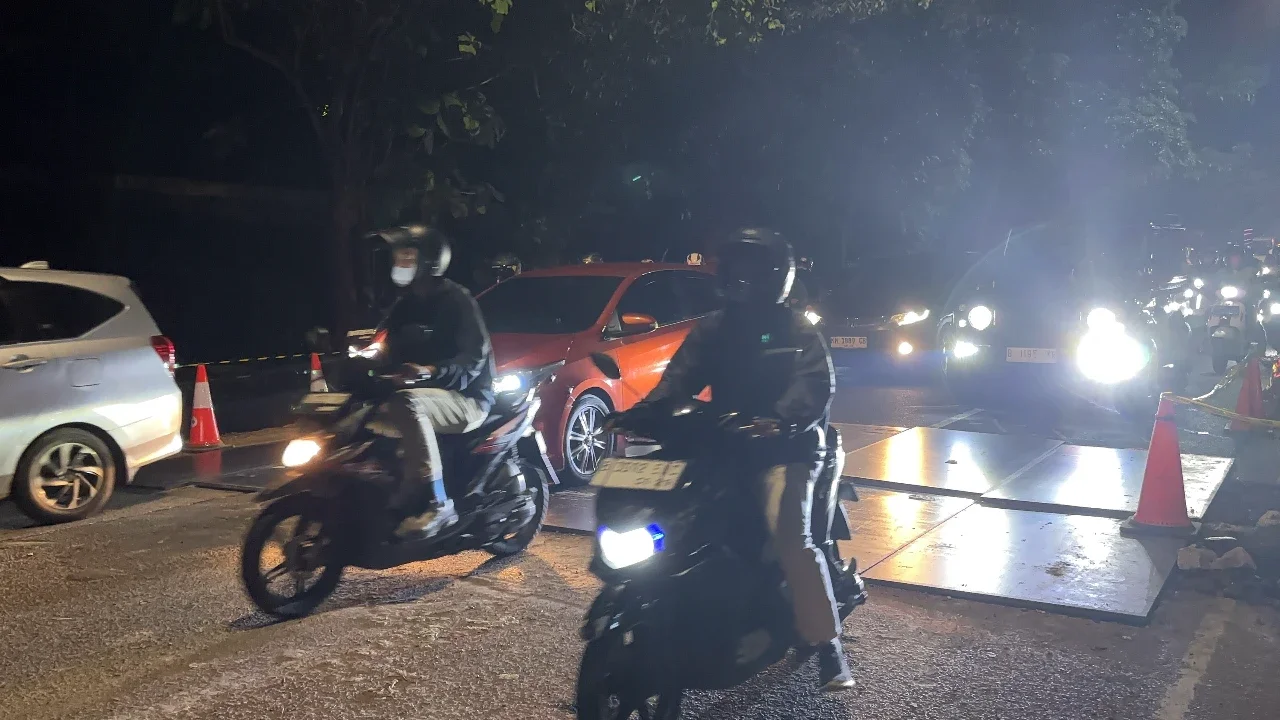 Sempat Macet Parah – Lalu Lintas Lenteng Agung Mulai Normal Usai Jalan Ambles Ditutup Plat Besi
