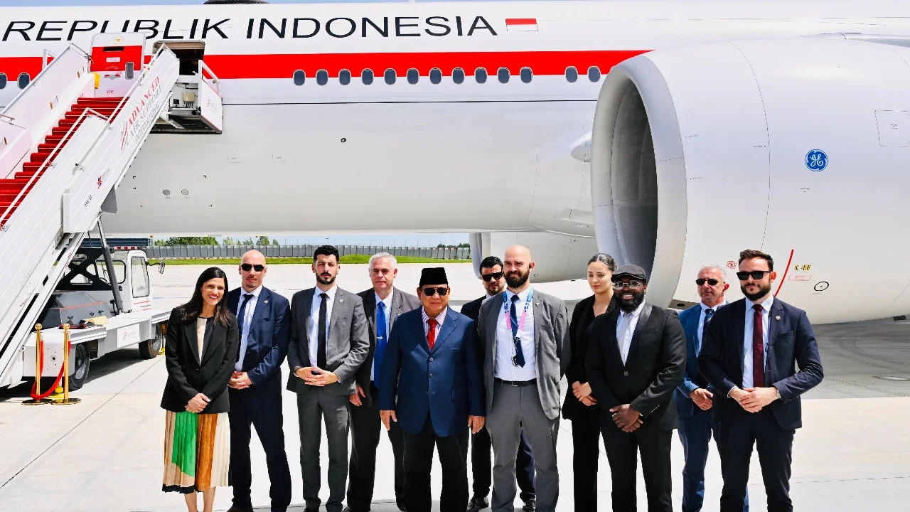 Momen Hangat Prabowo Foto Bersama Pengawal Prancis Sebelum Tinggalkan Paris
