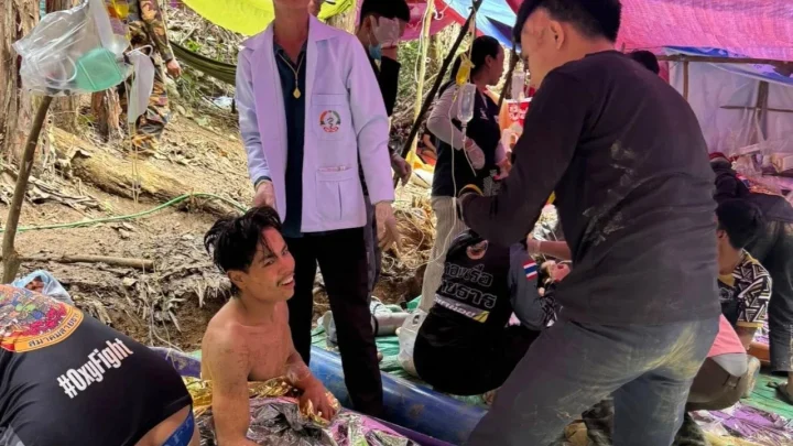Facing Challenges: FOTO: Bertahan 10 Hari di Gua Terendam, Empat Pria Laos Berhasil Dievakuasi