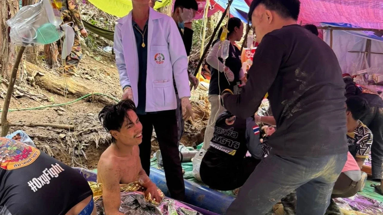 FOTO: Bertahan 10 Hari di Gua Terendam, Empat Pria Laos Berhasil Dievakuasi