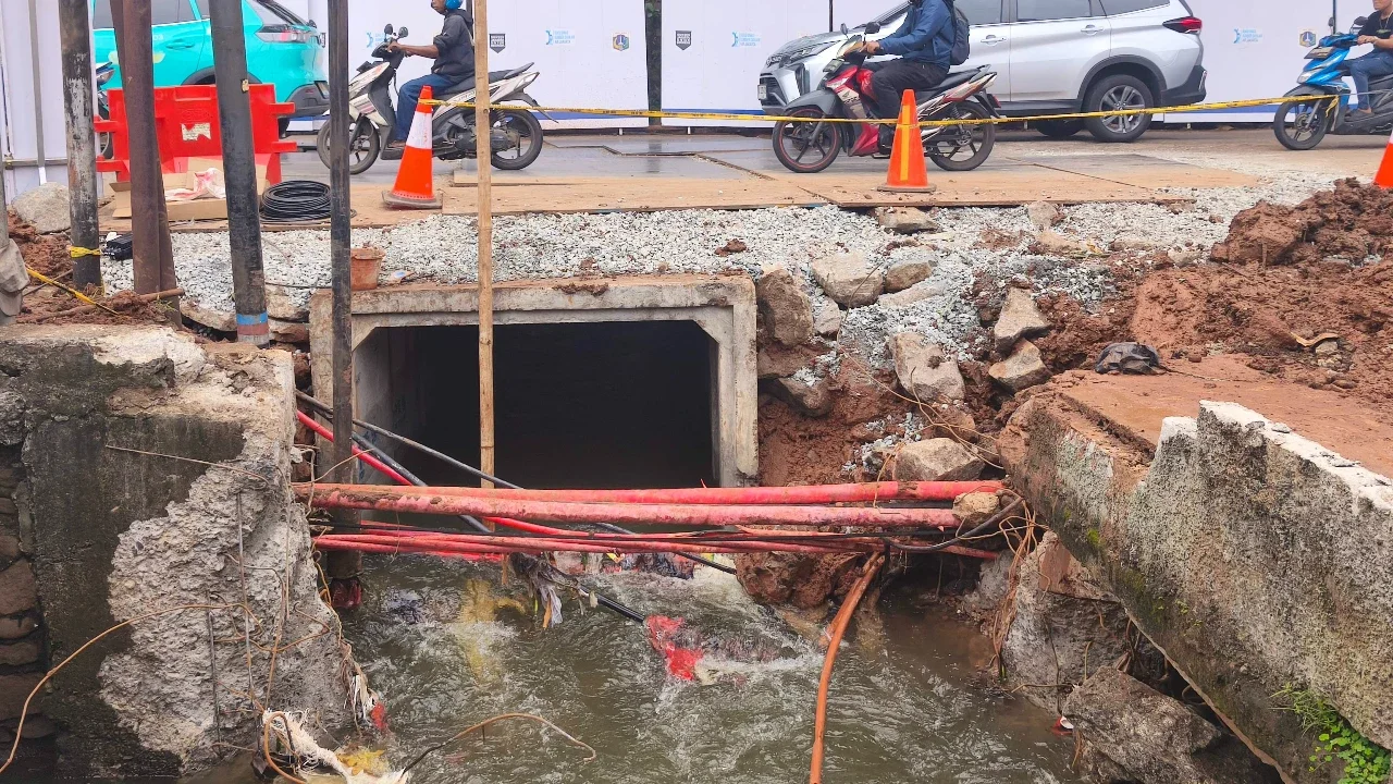 Update Perbaikan Jalan Lenteng Agung Amblas, Derasnya Aliran Air dari Danau UI ke Ciliwung Terlihat Jelas