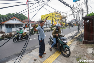 Main Agenda: FOTO: Penertiban Kabel Udara di Depok