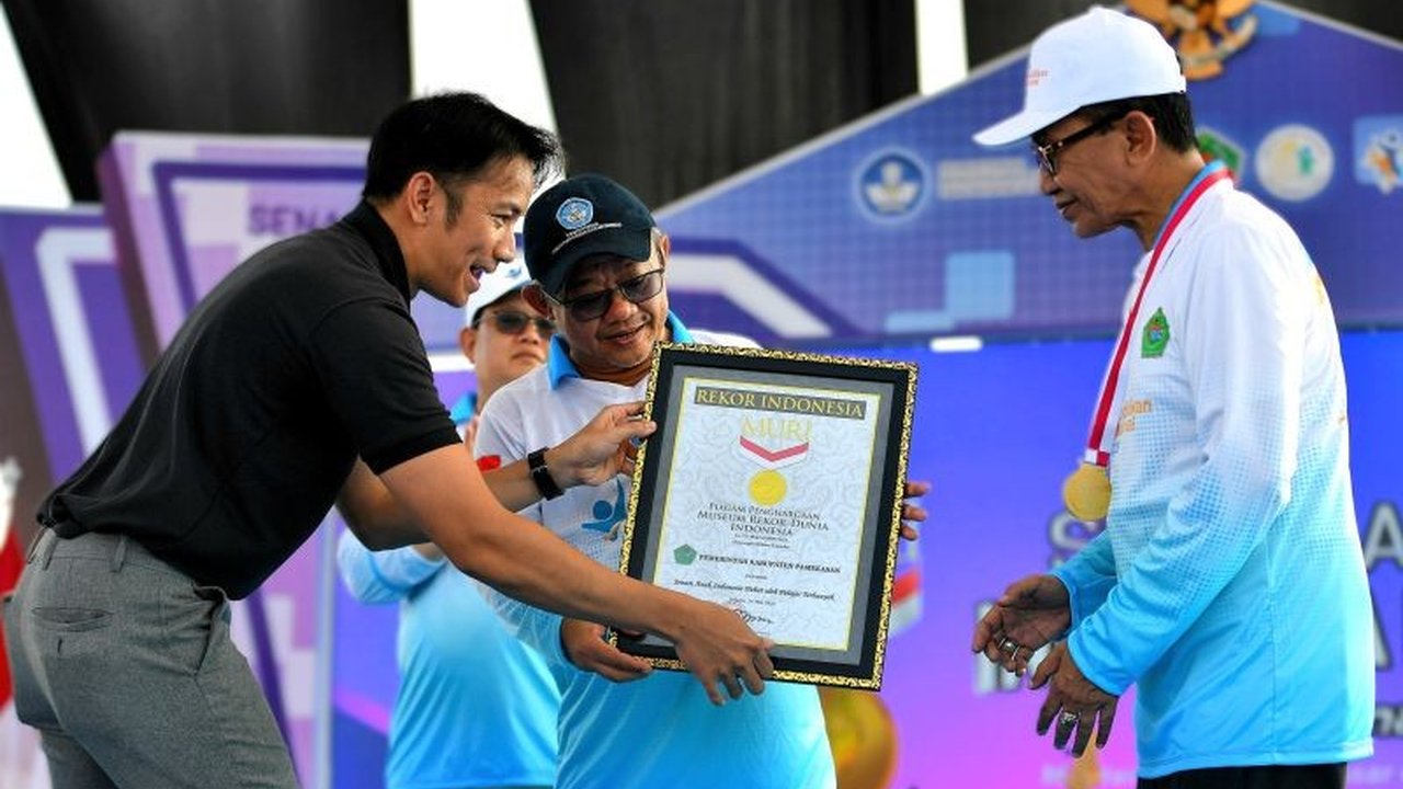 Puncak Hardiknas di Pamekasan: Kemendikdasmen Apresiasi Rekor MURI Senam Anak Indonesia Hebat