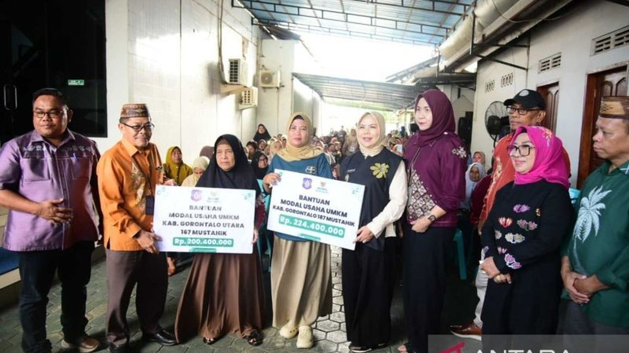 Wagub Gorontalo Salurkan Bantuan Modal Usaha UMKM, Dorong Penguatan Ekonomi Lokal