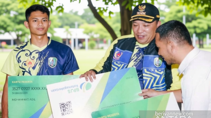 Latest Program: Pemkab Sampang Salurkan Bantuan Jamsostek Pekerja Rentan, Tingkatkan Perlindungan Sosial
