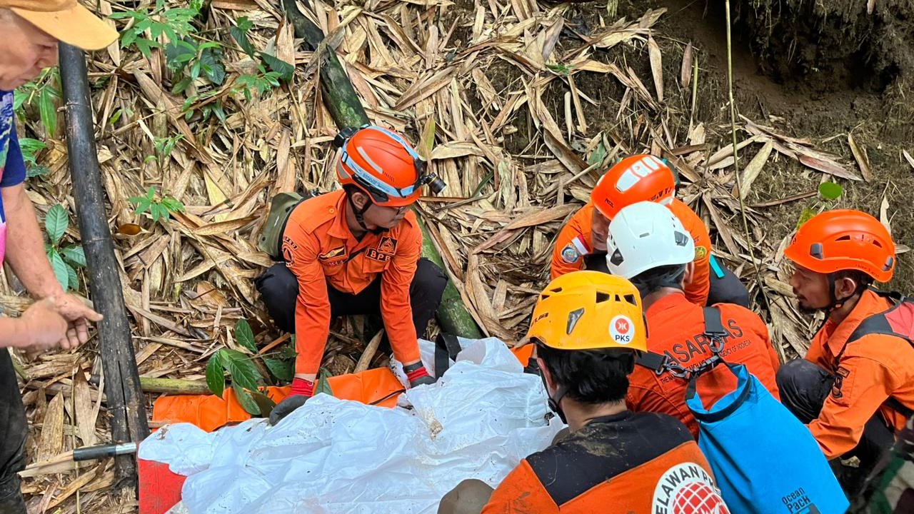 Dua Wisatawan Hilang Tertimbun Longsor Curug Cileat Ditemukan Tewas