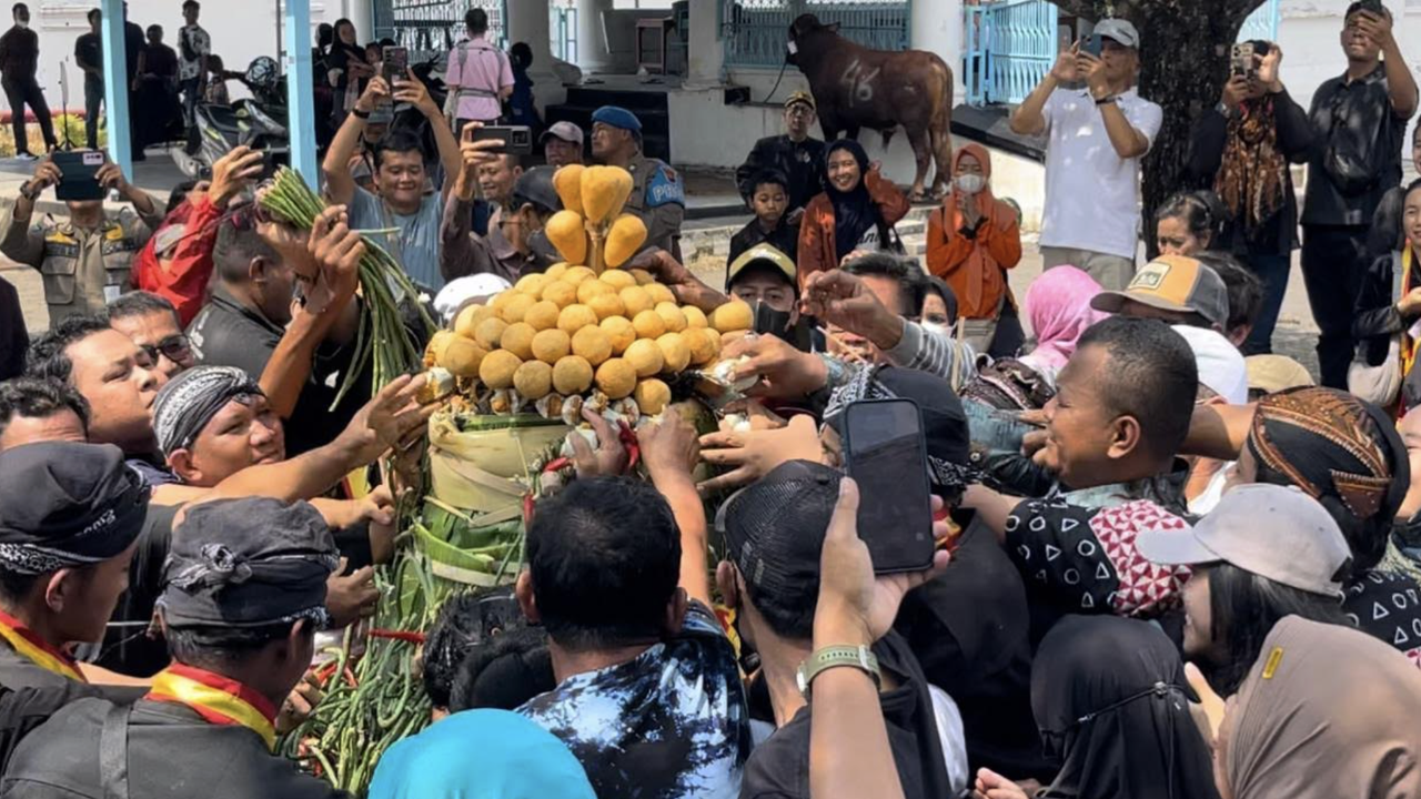 Grebeg Besar Keraton Surakarta Digelar Meriah, 2 Gunungan Jadi Rebutan Warga