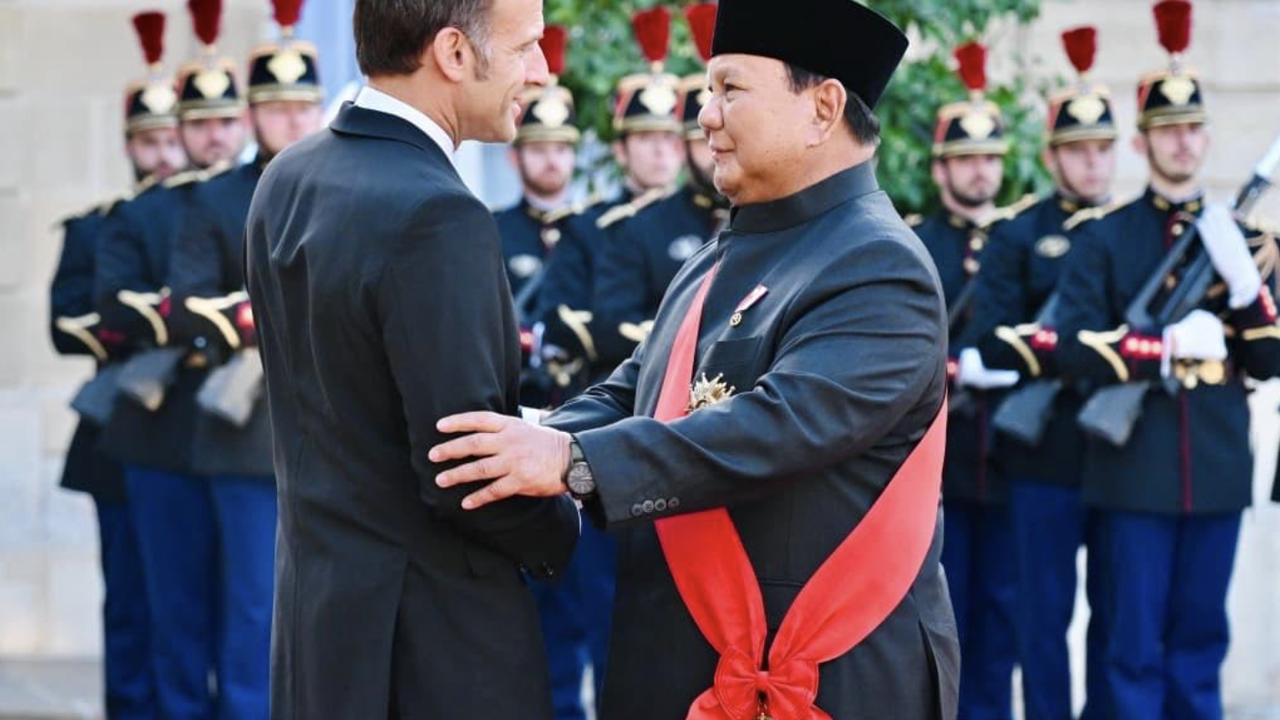 Prabowo Hadiri Jamuan Makan Malam Kenegaraan di Paris, Kenakan Selempang Pita Merah