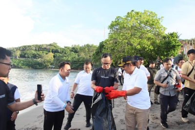 Dukung Indonesia ASRI – Wamendagri Bima Arya Bersama ASN dan Praja IPDN NTB Gelar Gerakan Bersih Pantai
