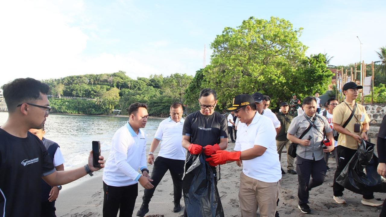 Dukung Indonesia ASRI – Wamendagri Bima Arya Bersama ASN dan Praja IPDN NTB Gelar Gerakan Bersih Pantai
