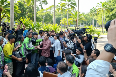 New Policy: Momen Pergelangan Kaki Nadiem Pakai Gelang Detektor Hadiri Sidang Tuntutan, Lacak Keberadaan Selama Jadi Tahanan Rumah