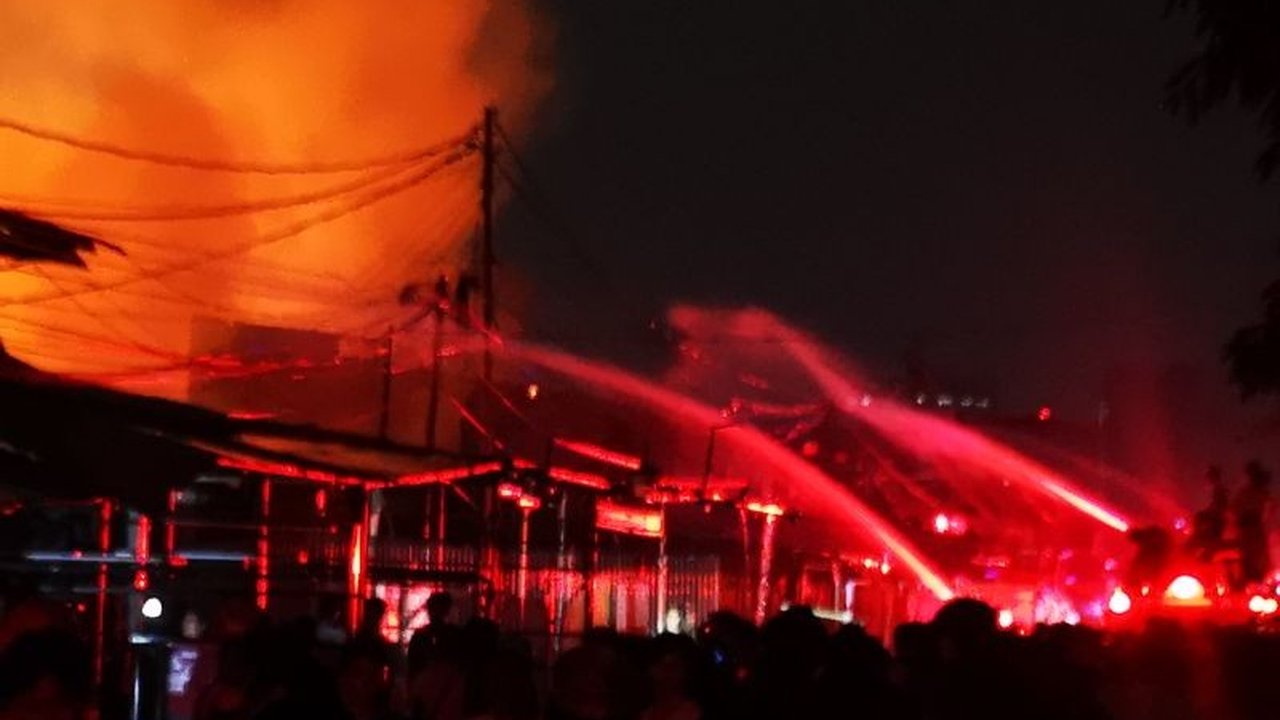 Polisi Kerahkan 200 Personel Bantu Evakuasi Korban Kebakaran Kemayoran