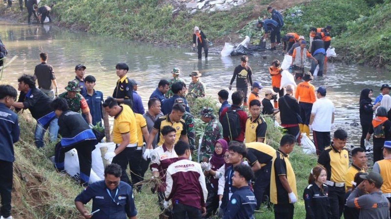 Aksi Bersih Sungai Gelis Kudus: Mahasiswa dan TNI-Polri Bersinergi Jaga Lingkungan