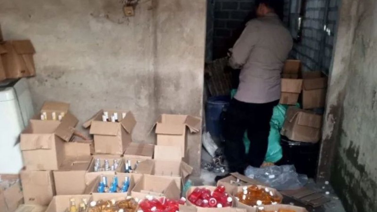 Polres Lamongan Sita Ratusan Botol Miras Ilegal di Brondong, Tekan Potensi Kriminalitas
