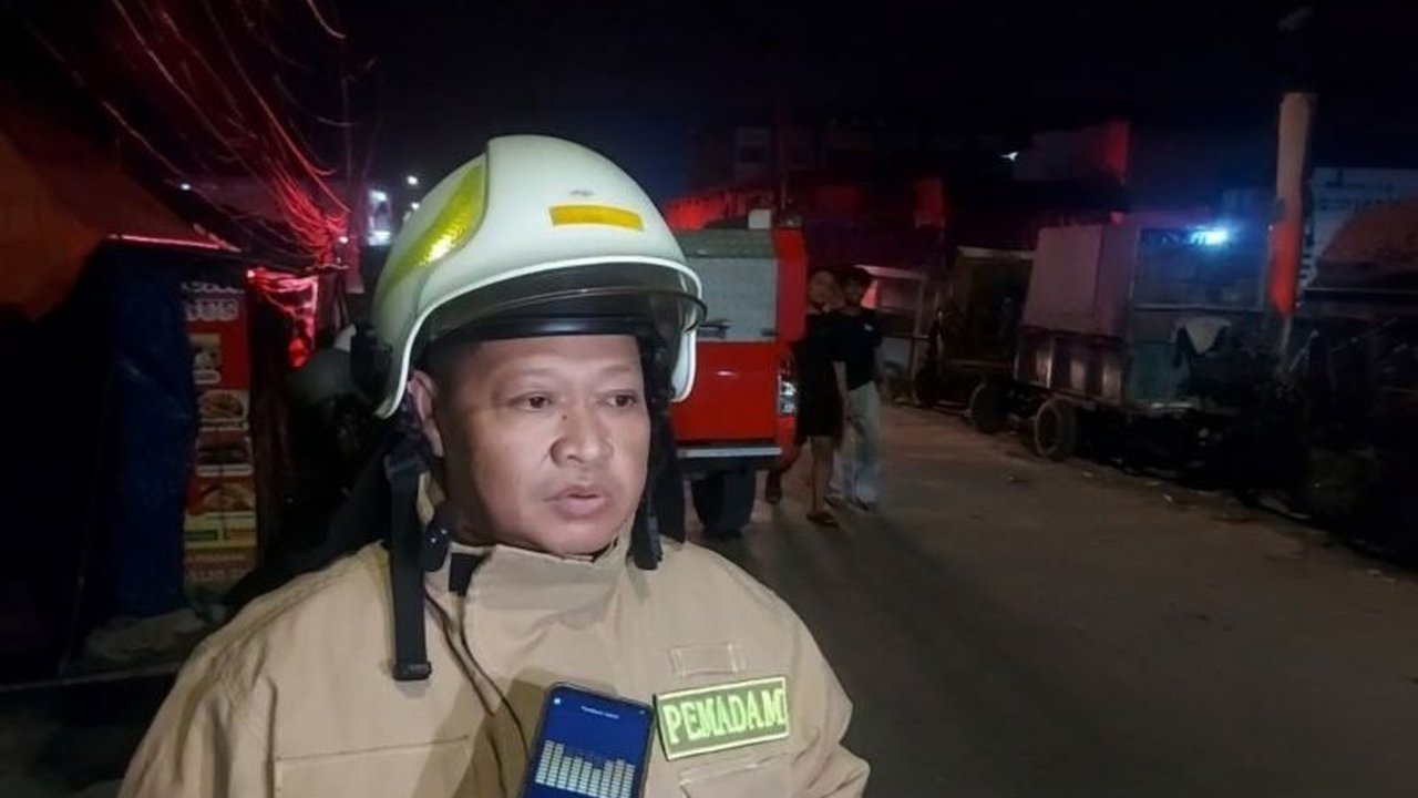 Respons Cepat Damkar Padamkan Kebakaran Rumah Panggung di Muara Karang dalam Waktu Singkat