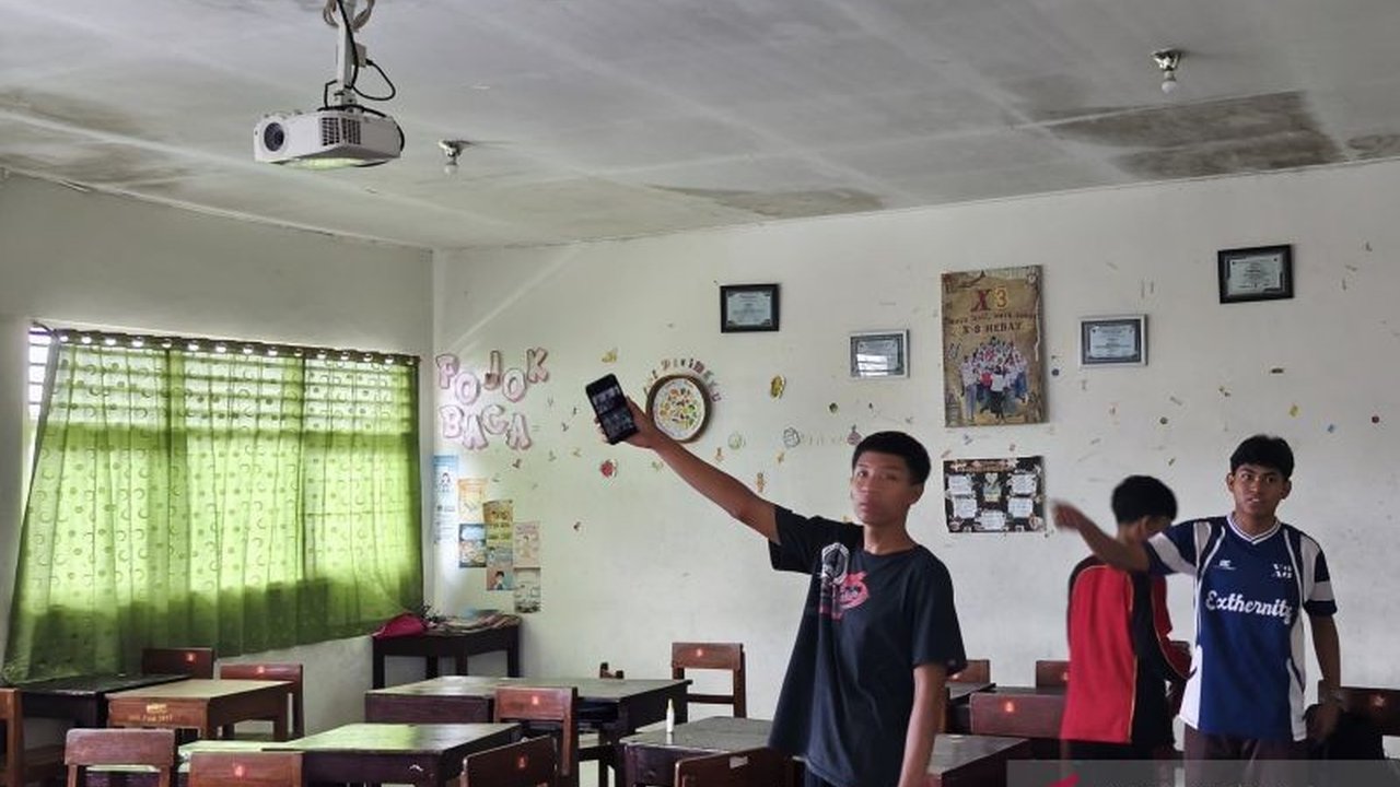 Main Agenda: Delapan Ruang Kelas Bocor SMAN 1 Cepu Ganggu Aktivitas Belajar Siswa