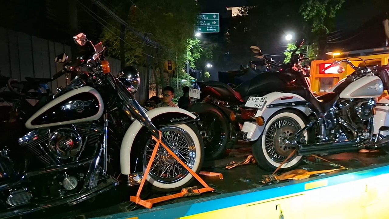 Usai Geledah Rumah Silmy Karim – KPK Sita Mobil, Motor Harley Davidson dan Sepeda