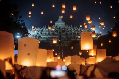 Visit Agenda: FOTO: Ribuan Lampion Terangi Langit Borobudur pada Puncak Waisak 2570 BE