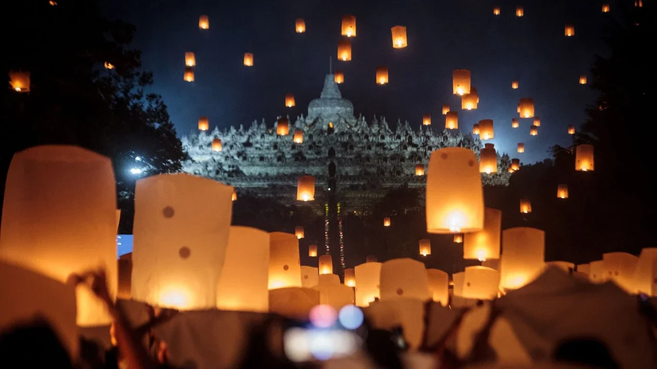 FOTO: Ribuan Lampion Terangi Langit Borobudur pada Puncak Waisak 2570 BE