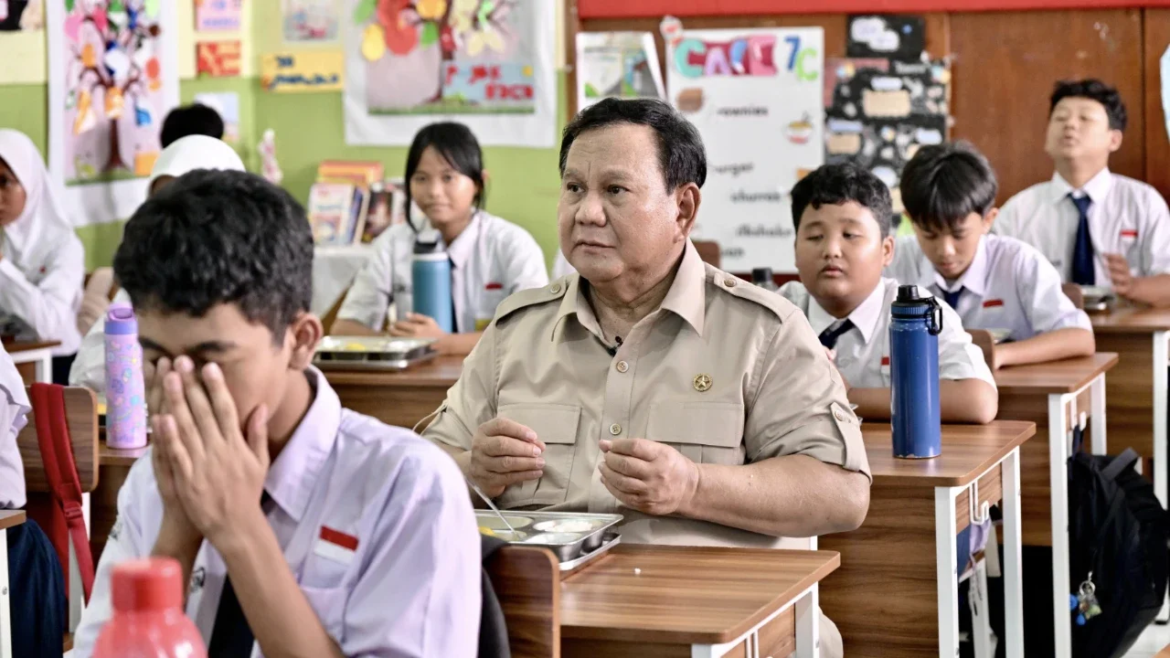 Ketika Prabowo Siang Makan MBG Bareng Siswa, Malamnya Copot Kepala BGN