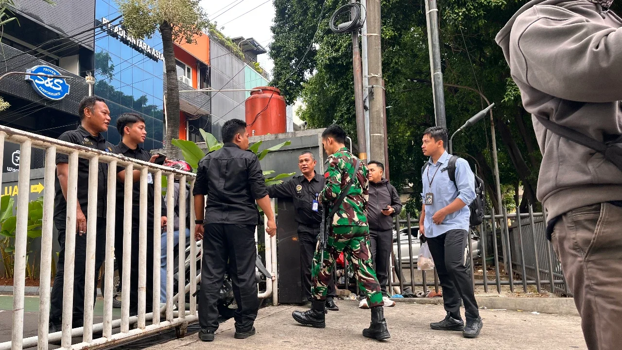 Suasana Kantor BGN Usai Dadan Hindayana Dicopot, Dijaga TNI Bersenjata Lengkap dan Pegawai Tak Boleh Masuk Ruangan