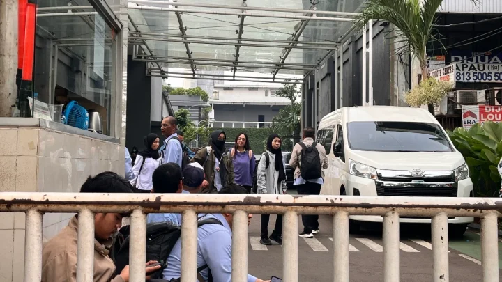Latest Program: TNI Jaga Ketat Kantor BGN Usai Dadan Hindayana Dicopot, Pegawai-Tamu Menunggu di Luar Gedung