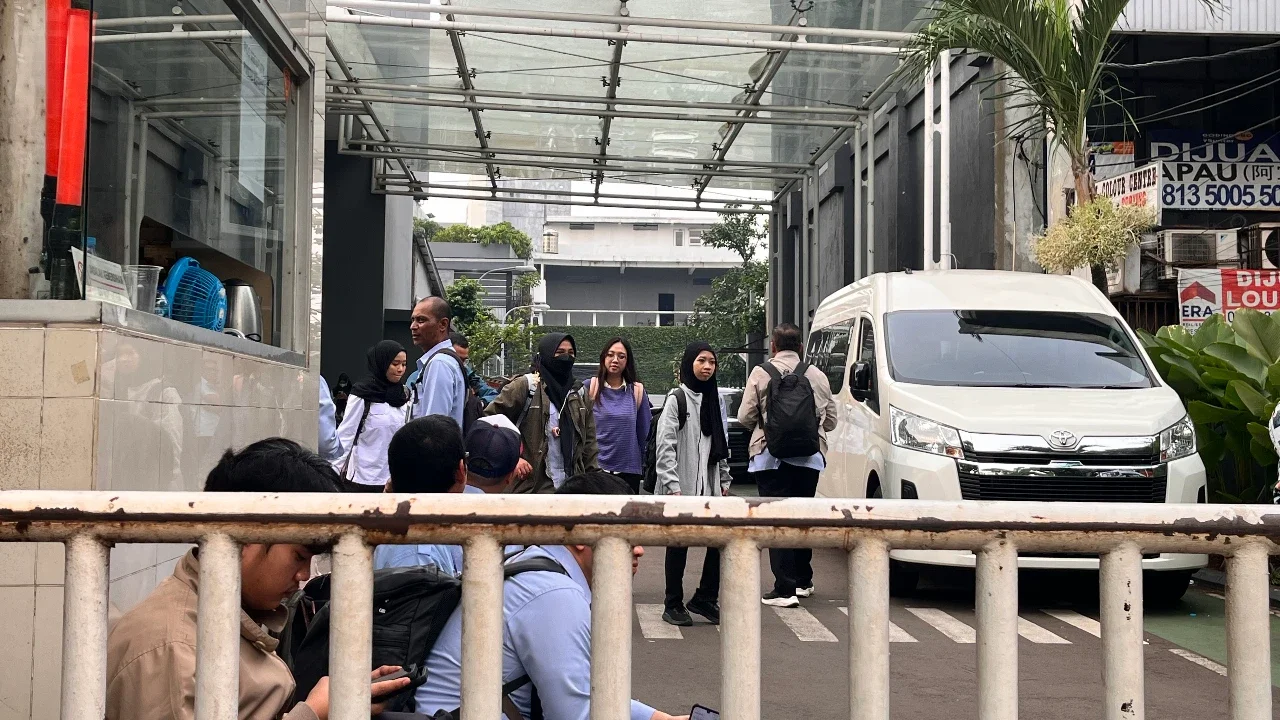 TNI Jaga Ketat Kantor BGN Usai Dadan Hindayana Dicopot, Pegawai-Tamu Menunggu di Luar Gedung