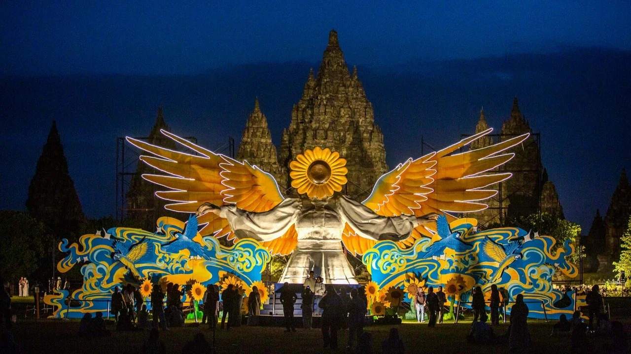 FOTO: Sun Flower Angel Hadirkan Nuansa Baru di Kawasan Candi Prambanan