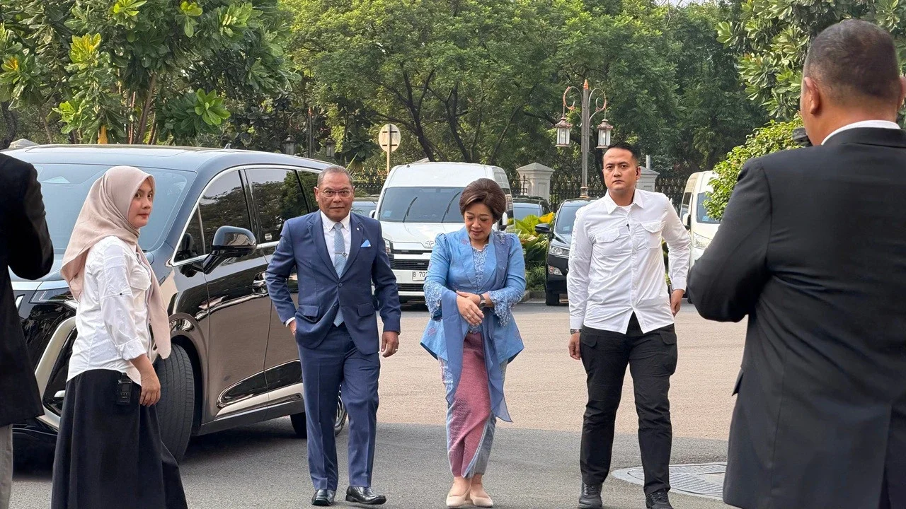 Nanik S. Deyang Berkebaya Biru Jelang Dilantik Jadi Kepala BGN di Istana