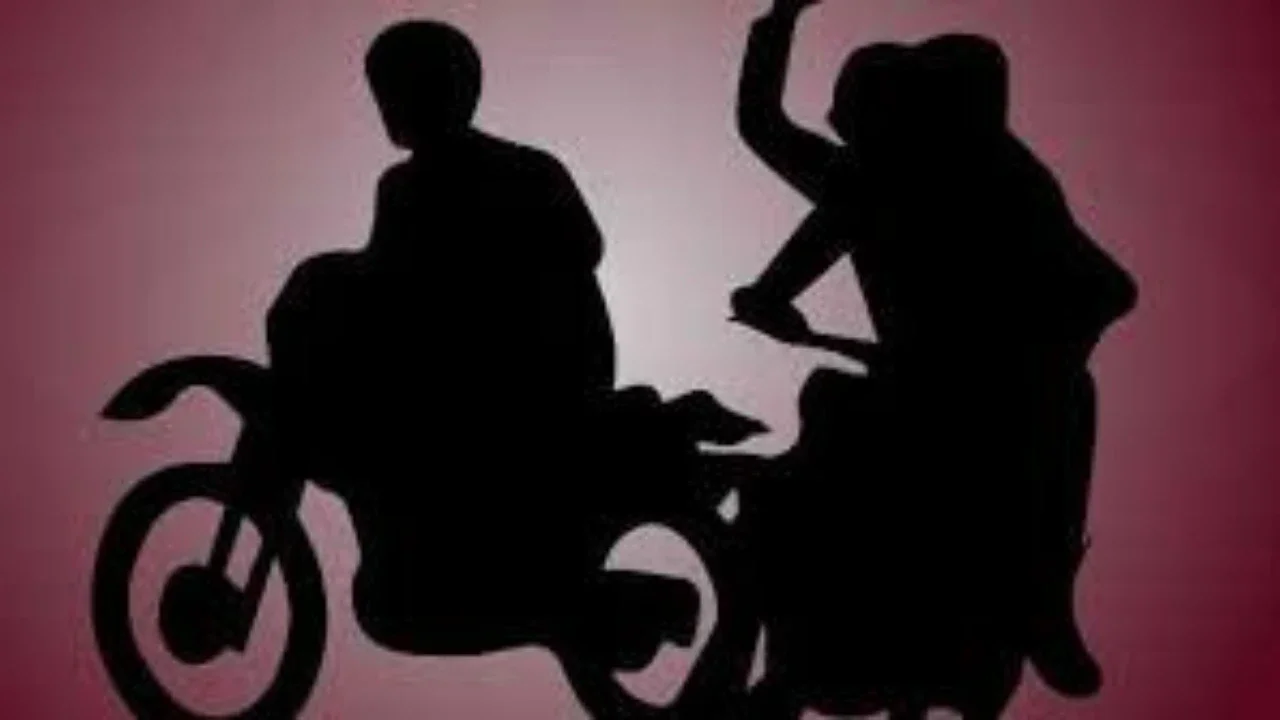 Begal Sadis Terekam CCTV, Korban Dipukul dan Motor Dibawa Kabur