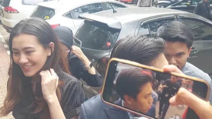 What Happened During: Bawa Bukti Transfer Pembayaran Umrah, Thariq Halilintar dan Aaliyah Massaid Diperiksa Sebagai Saksi Kasus Hanania Travel