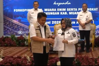 Topics Covered: Berada di Palembang Sejak Edison Kena OTT, Sumarni Pulang ke Muara Enim usai Kantongi SK Plt Bupati