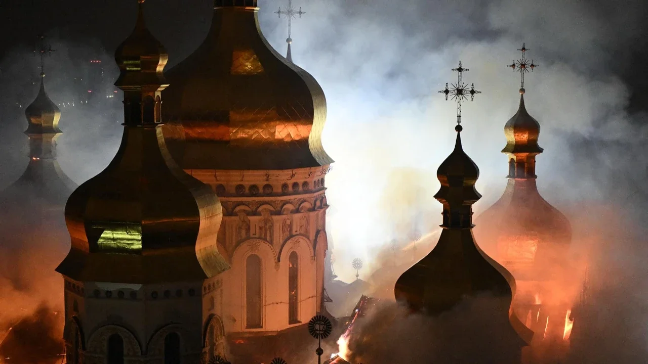 FOTO: Rudal Rusia Hantam Katedral Bersejarah di Kyiv Puluhan Warga Terluka