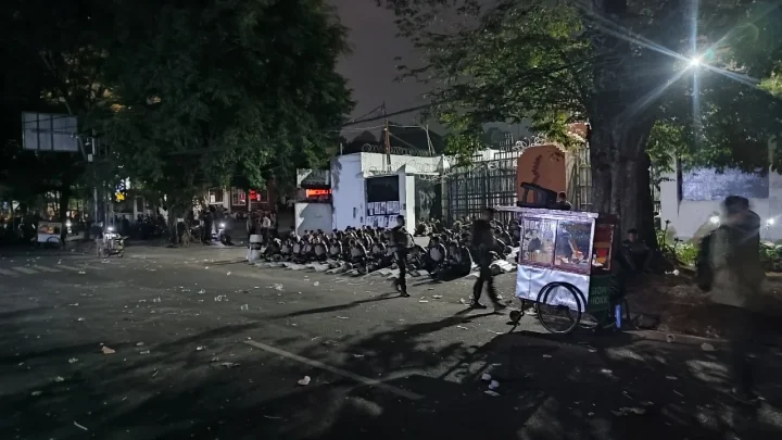New Policy: Mahasiswa dan Massa Berpakaian Hitam Bubar dari DPRD Jabar, Arus Kendaraan Berangsur Lancar