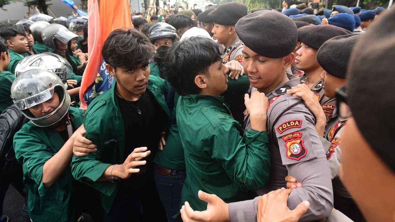 FOTO: Mahasiswa Gelar Aksi di Jalan Sudirman Jakarta Suarakan Sejumlah Isu Nasional