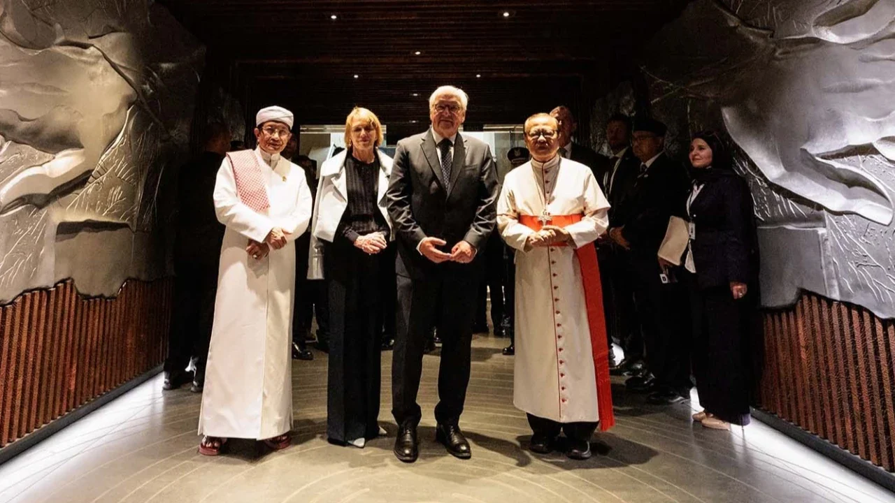 Main Agenda: FOTO: Presiden Jerman Kunjungi Mesjid Istiqlal dan Gereja Katedral Jakarta