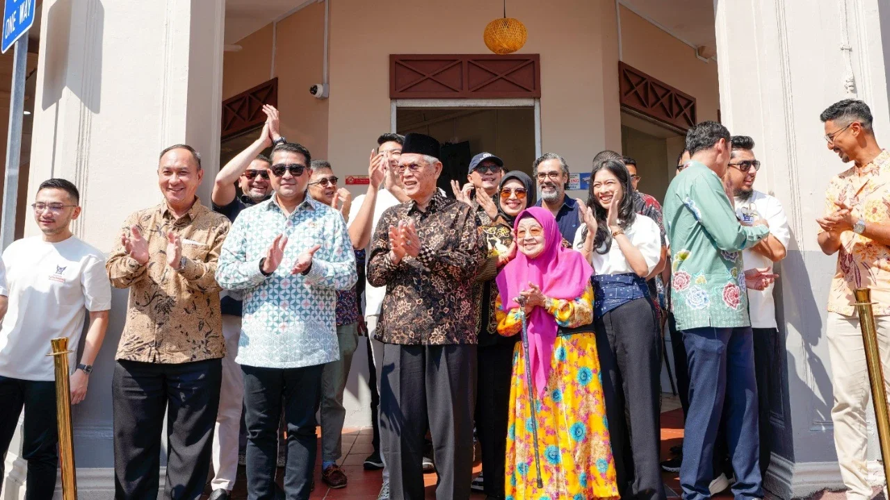 Kuliner Minang Mendunia, Menteri Ekraf Resmikan Restoran Masakan Padang di Singapura