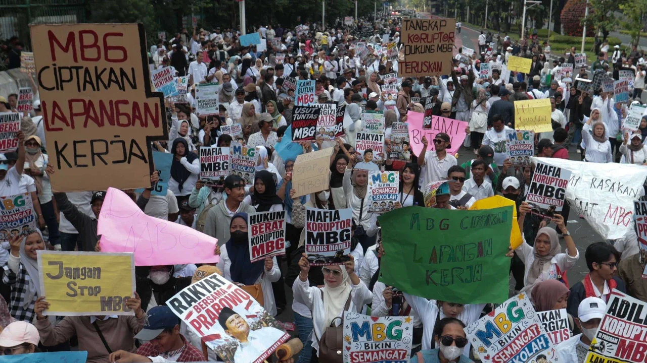 FOTO: Massa Aksi Dukung Kelanjutan Program Makan Bergizi Gratis