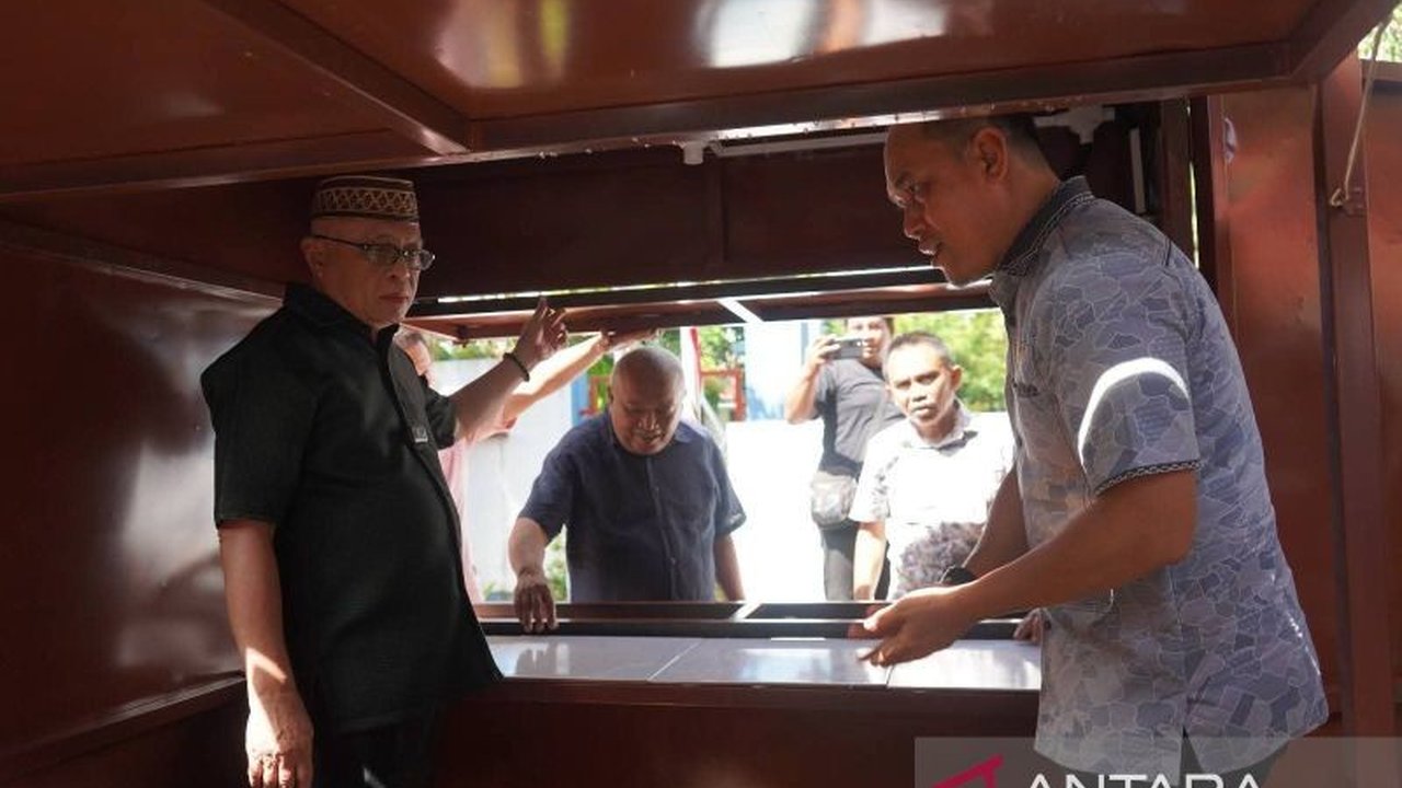 Perkuat Ekonomi Kerakyatan, Pemkab Gorontalo Salurkan 66 Gerobak UMKM di Kawasan Kuliner Limboto