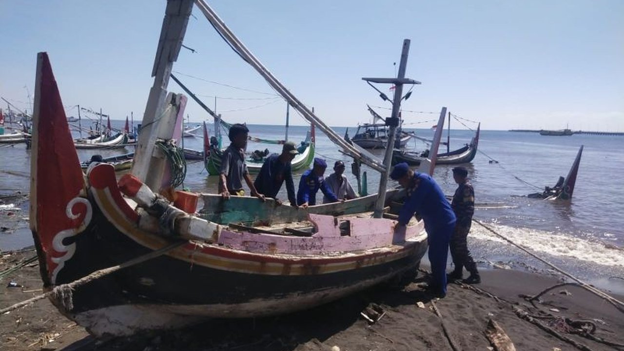 Gelombang Tinggi Hantam Perahu Nelayan Rusak Situbondo, Kerugian Puluhan Juta Rupiah