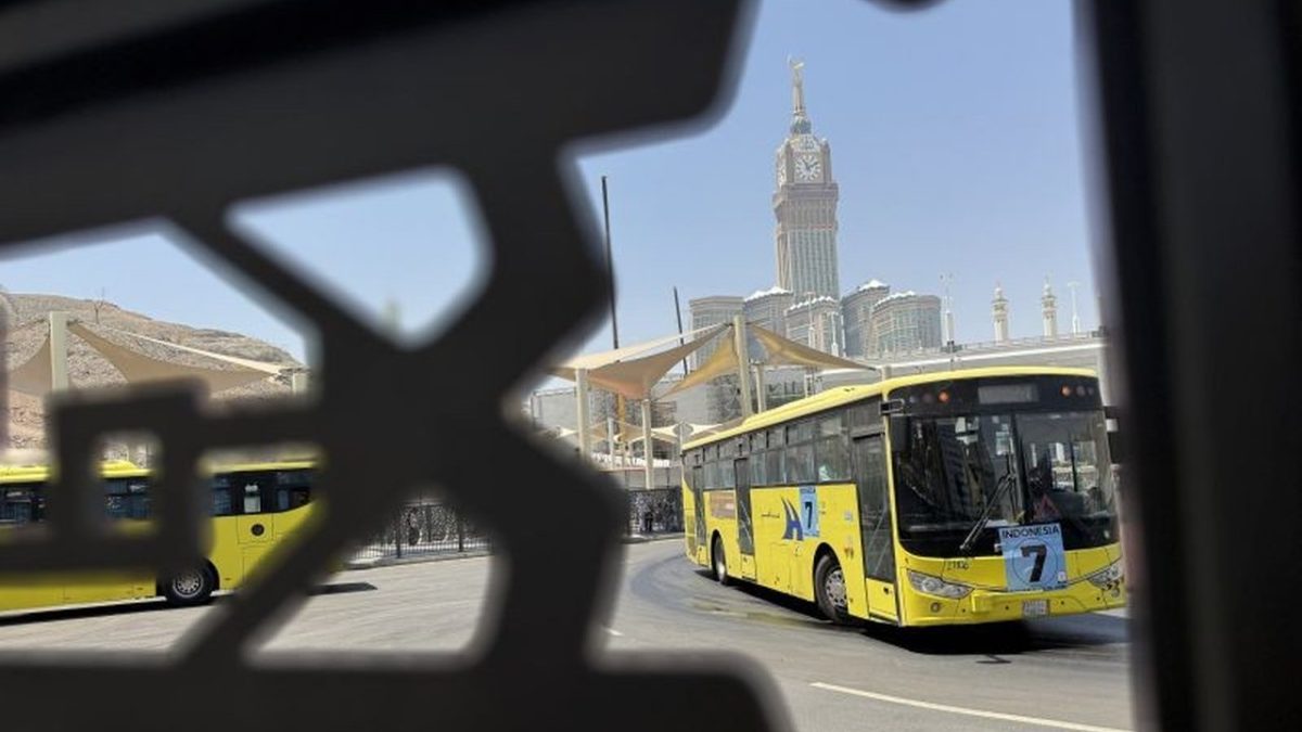 230242.833-bus-shalawat-beroperasi-penuh-di-makkah-layani-jamaah-haji-indonesia-24-jam-gratis-1