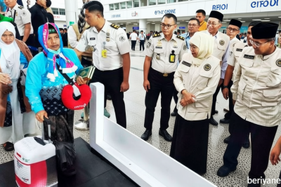 What Happened During: Khofifah: Layanan Seamless Corridor Percepat Debarkasi Jamaah Haji Surabaya