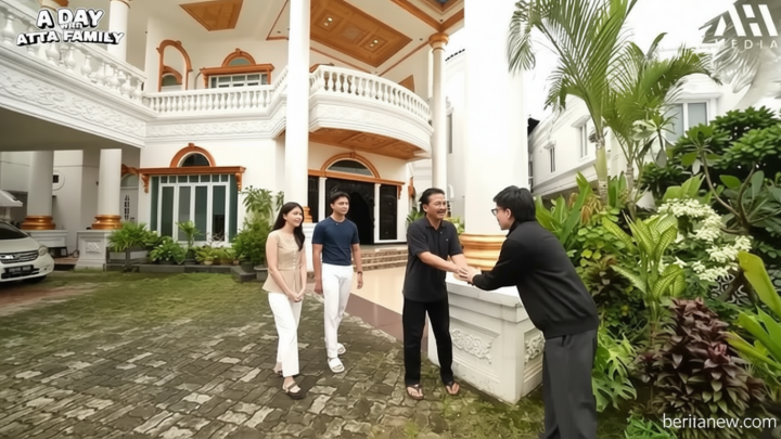 Meeting Results: 6 Foto Fasad Rumah Aktor Senior Herdin Hidayat, Bergaya Eropa Klasik dengan Tampilan Mewah dan Megah