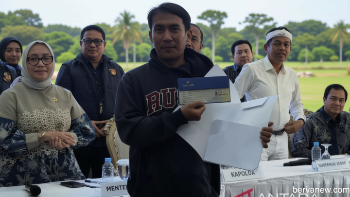 Gubernur Jabar Salurkan Hadiah Sayembara Korban Penyekapan untuk Masa Depan Keluarga