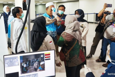 What Happened During: Kepulangan Jamaah Haji Kloter Pertama Surabaya: 378 Jemaah Tiba, Layanan Seamless Corridor Permudah Proses